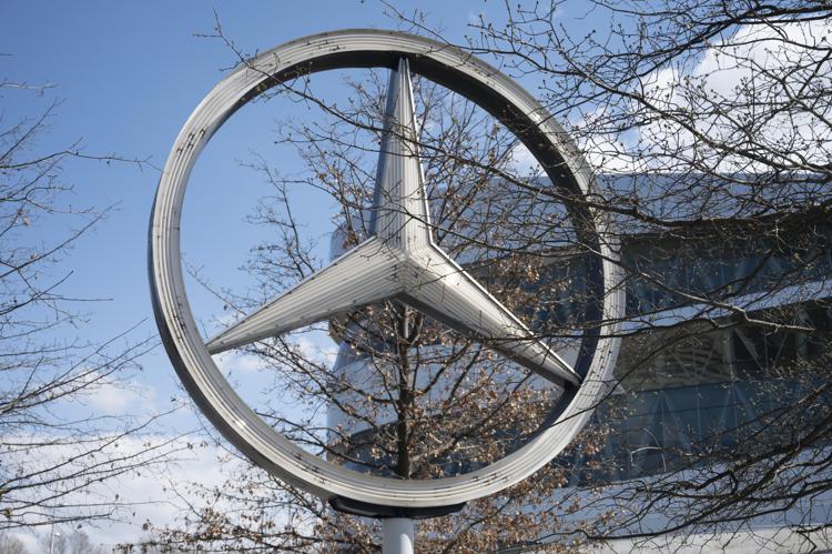Mercedes riorganizza gruppo, ingloba società mobilità e servizi finanziari