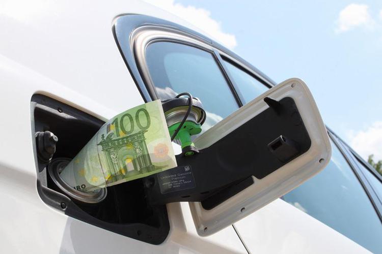 Il caro benzina riduce gli spostamenti su 4 ruote