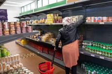 Spesa all'Emporio della Solidarietà a Milano