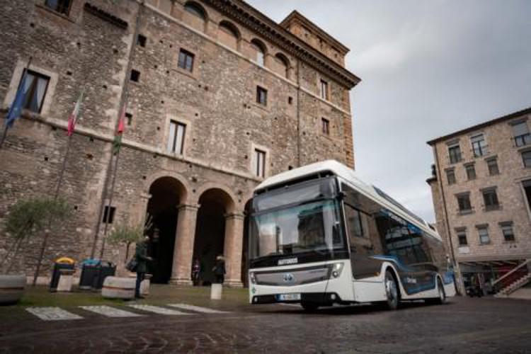 Terni scommette sull'idrogeno, Toyota presenta il bus che emette solo acqua