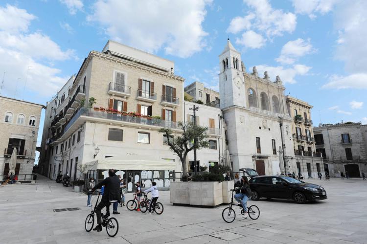 Bari, Piazza del Ferrarese (immagine di repertorio)  - FOTOGRAMMA