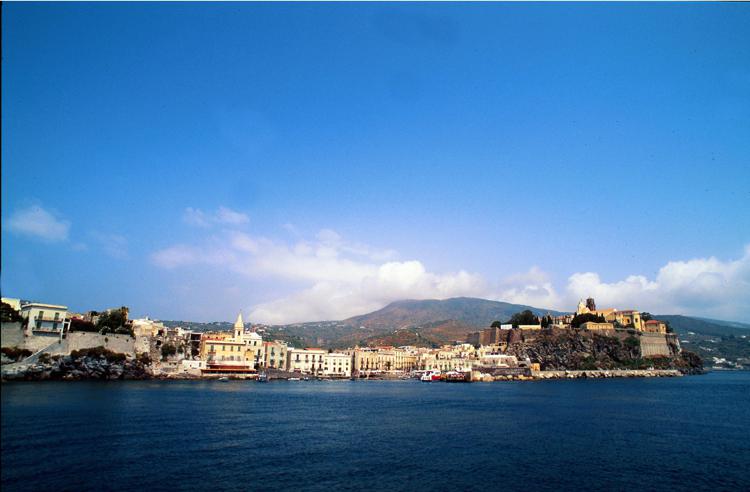 Isola di Lipari (immagine di repertorio) - FOTOGRAMMA