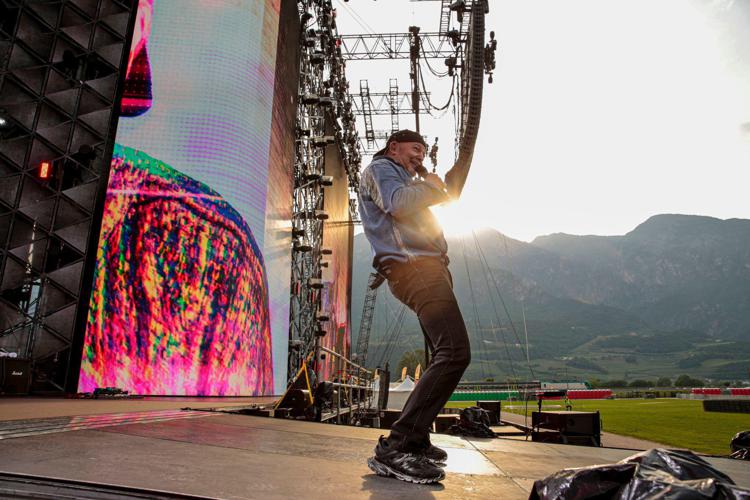 Vasco sul palco per le prove alla Trentino Music Arena 