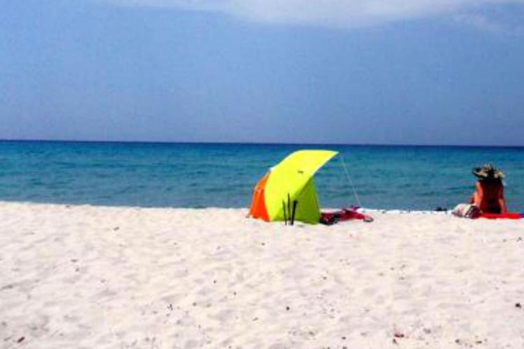 Donna in spiaggia - Fotogramma