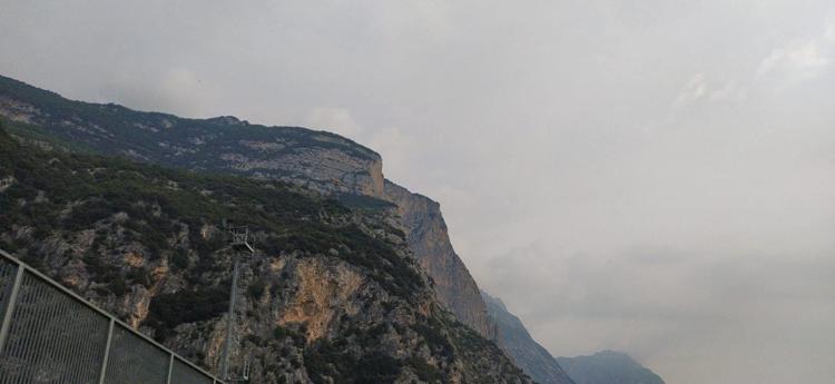 Trentino, base jumper precipita e muore