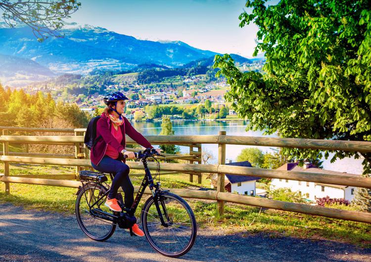 La volata del cicloturismo in Italia: 90mila km di percorsi, 5mila operatori