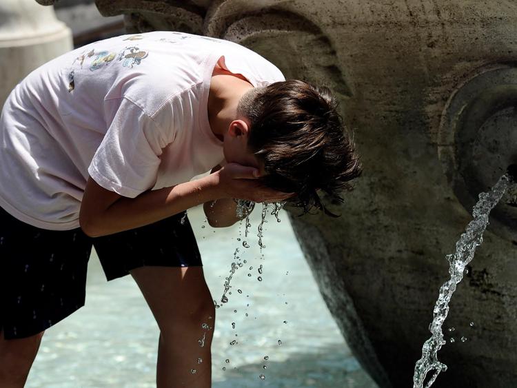 Ragazzo si bagna alla fontana della Barcaccia a Roma - Fotogramma
