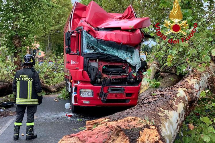 Maltempo colpisce il Centro-Nord, due morti in Toscana