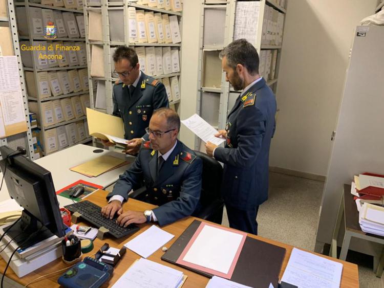 Guardia di Finanza all'opera  con controlli