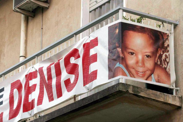 Lo striscione per Denise Pipitone, scomparsa il 1 settembre 2004 a Mazara del Vallo - Fotogramma