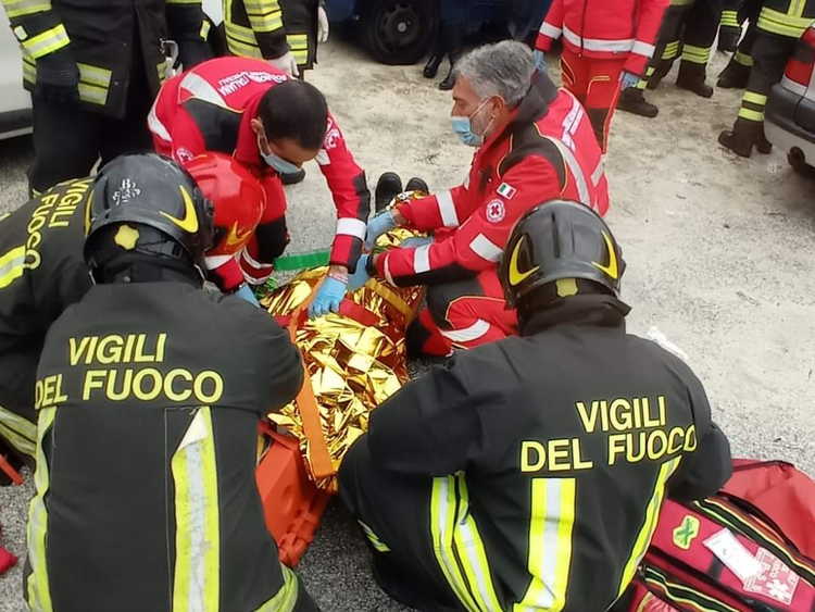 Canosa di Puglia, crolla palazzina: due estratti vivi da macerie