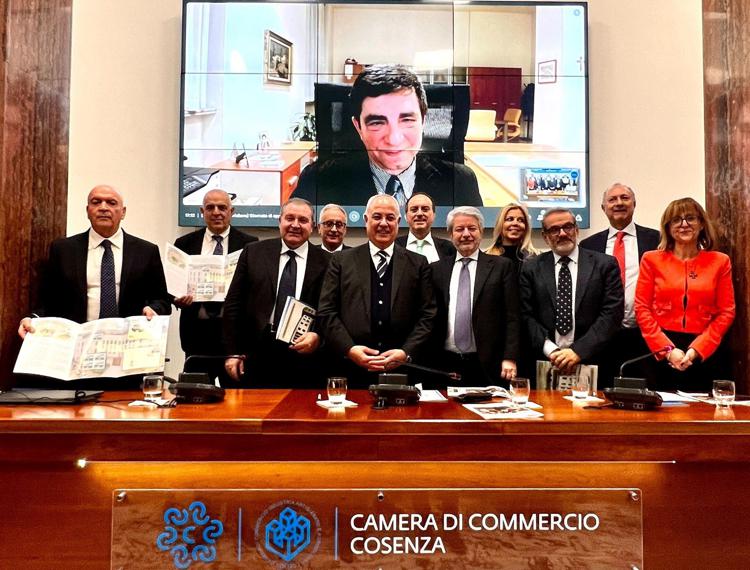 nella foto: F. Garofalo, A. Caporale, T. Miele, P. Monea, R. Crosta, K. Algieri, G. Pizziconi, A. Naddeo, R. Longobardi, M. Zappia, A. Bianchi, E. Giorno.