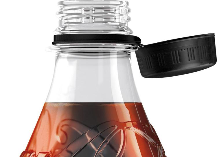 Coca-Cola, tappo e bottiglia inseparabili per tutti i prodotti