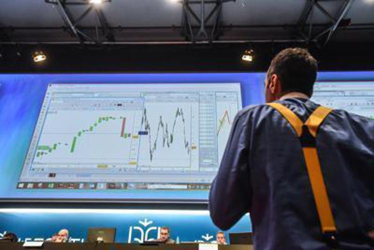 Borsa Milano oggi, Bce falco sui tassi: Piazza Affari affonda