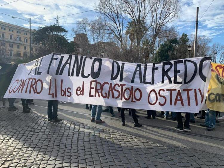 Cospito, corteo a Roma: tensione e disordini