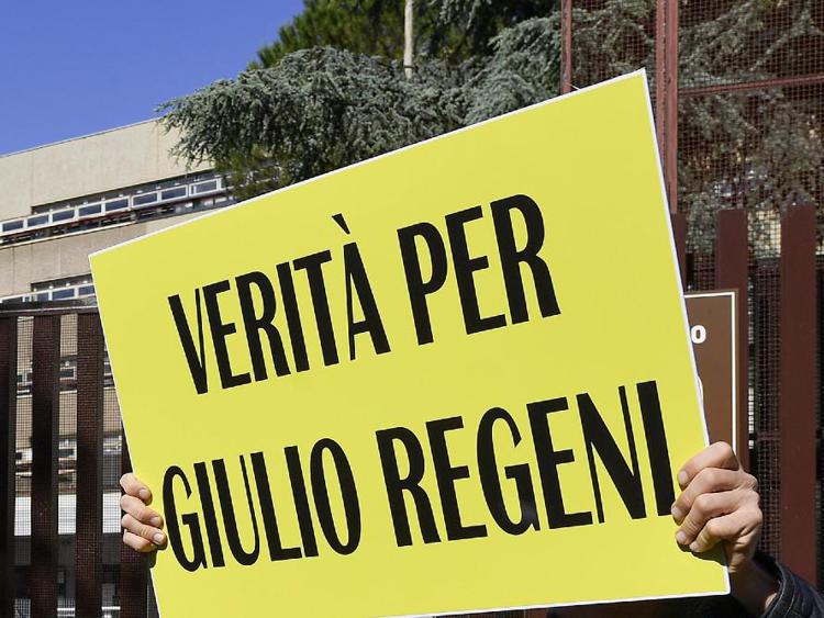 Cartello 'Verità per Giulio Regeni' (Fotogramma)