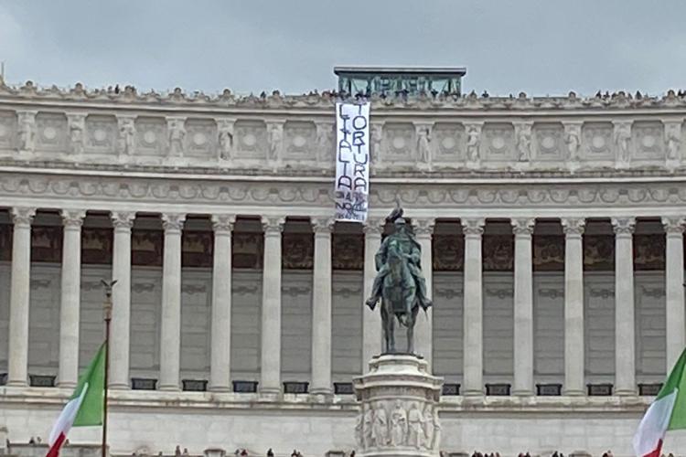 Striscione per Cospito giù dall'Altare della Patria: 