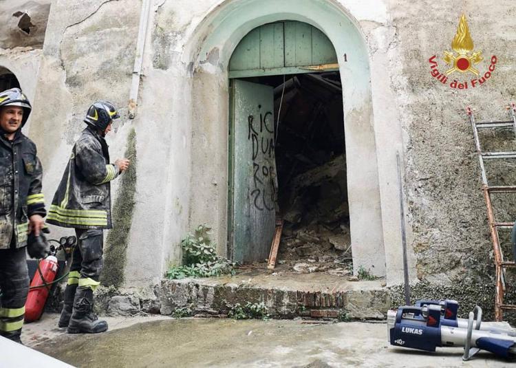 Cosenza, crollano solai in palazzo a Corigliano Calabro: un ferito