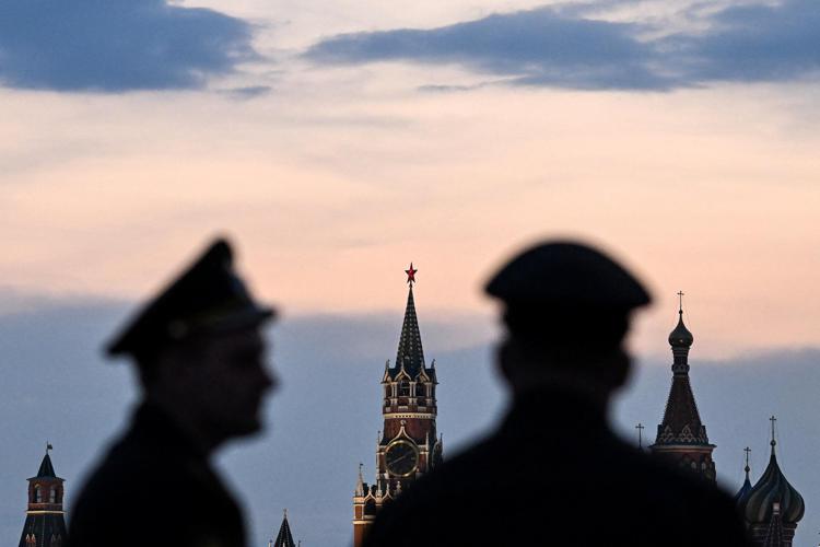 Guardie russe davanti al Cremlino  - Afp