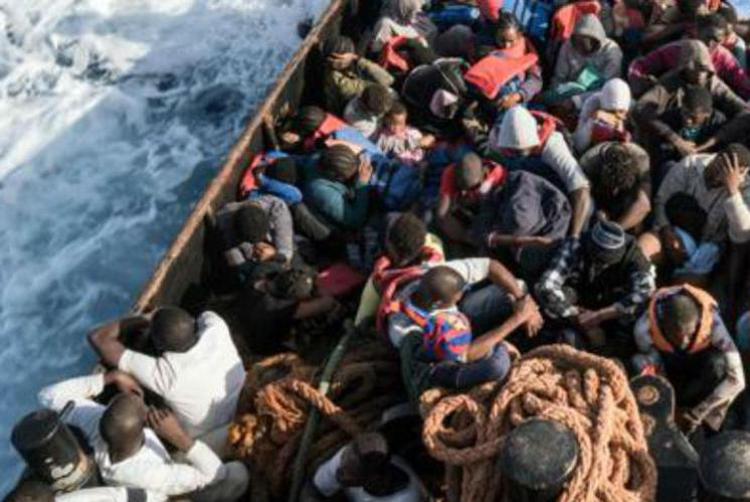 Un barcone con migranti a bordo - (Afp)