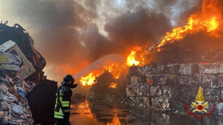 Calabria in fiamme, allarme dei pompieri: 