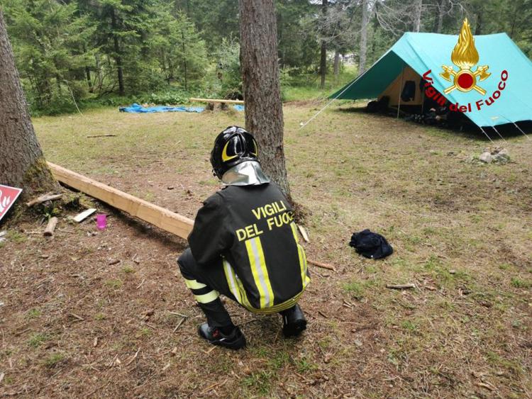 Minorenne colpita da trave legno in campo scout in Val Saisera