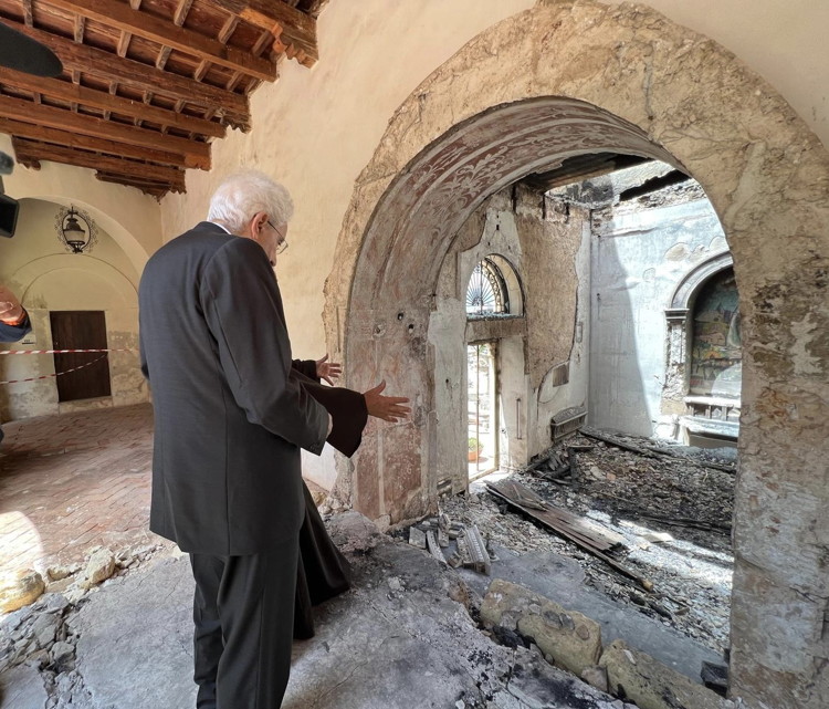 Incendi Sicilia, Mattarella a Palermo in chiesa devastata dal fuoco: 