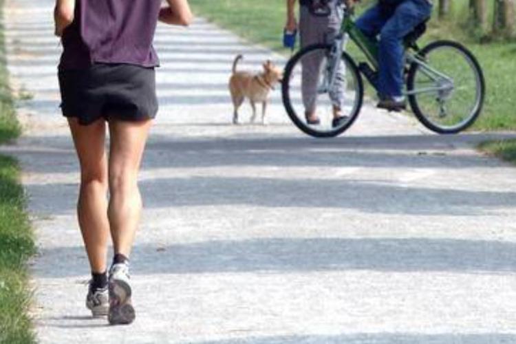 Una donna fa jogging