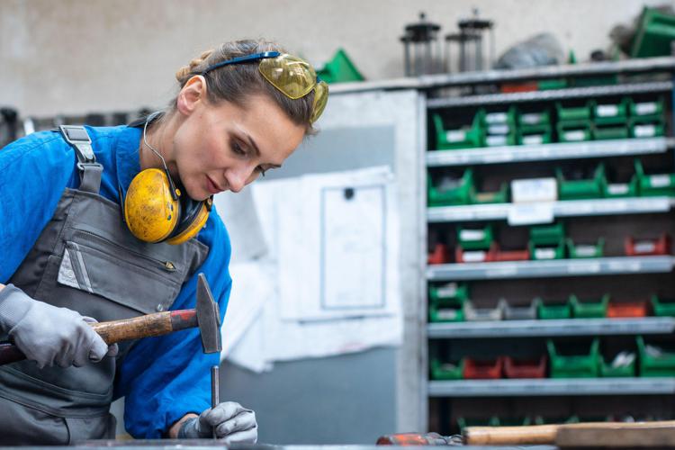 Il gender gap è ancora troppo ampio nel settore metalmeccanico