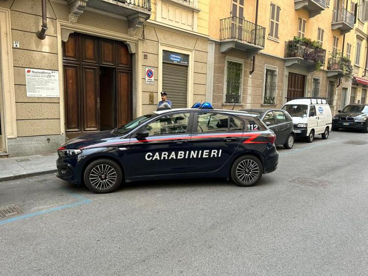 Bimba cade da balcone e passante la prende al volo, i carabinieri intervenuti sul posto 