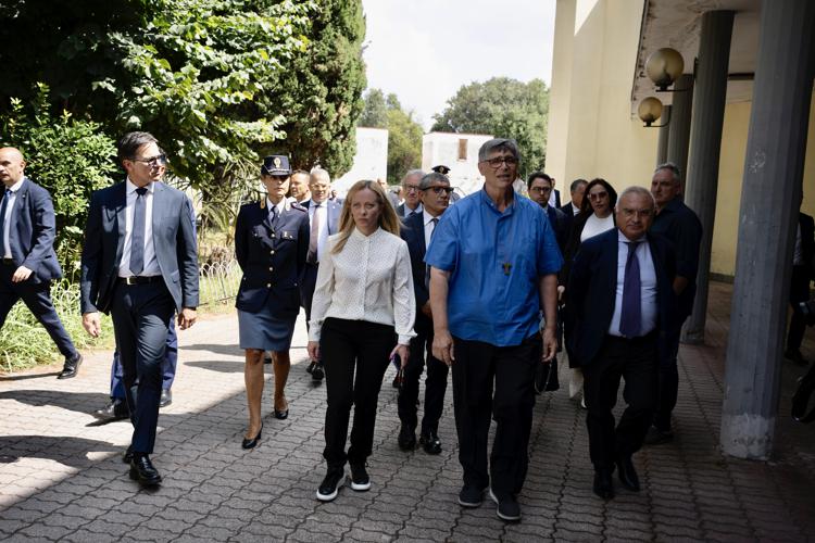 La premier Giorgia Meloni e don Patriciello a Caivano (Fotogramma)