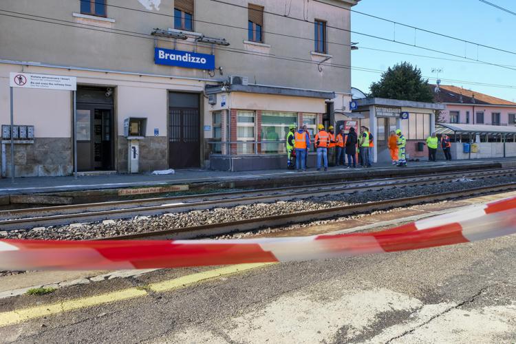 La stazione di Brandizzo, luogo dell'incidente ferroviario dove hanno perso la vita 5 operai - Fotogramma