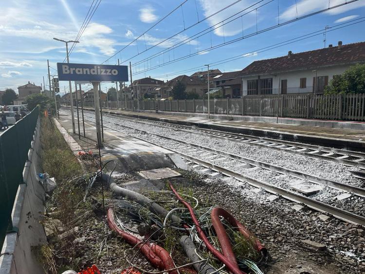 La stazione di Brandizzo dopo il tragico incidente ferroviario nel quale hanno perso la vita 5 operai - Adnkronos