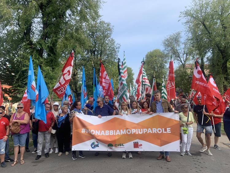 Incidente ferroviario Brandizzo, corteo per le vittime. Familiari: 