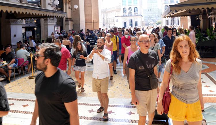 Turisti a Milano (Fotogramma)