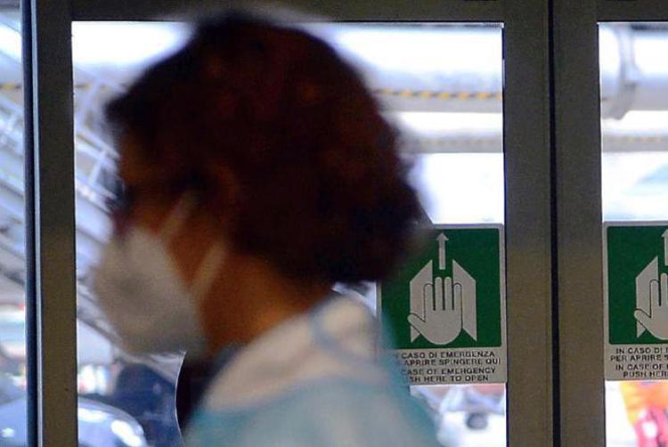 Una dottoressa con la mascherina (Fotogramma)