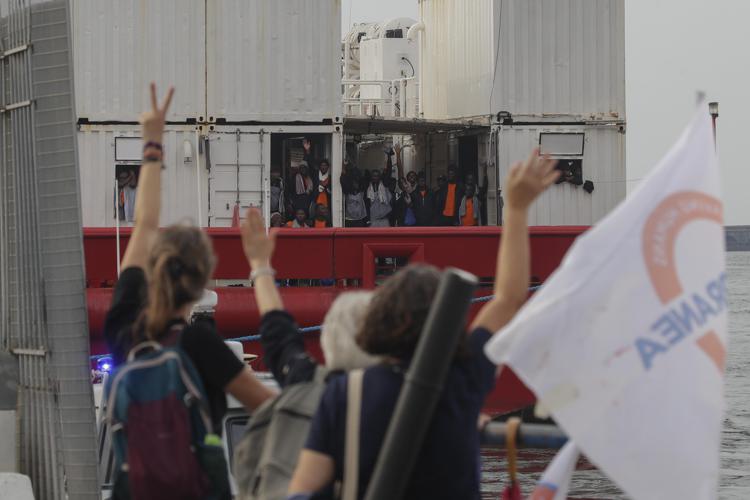 Migranti sbarcano a Lampedusa - Fotogramma