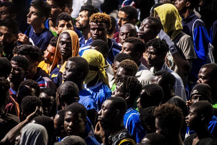 Migranti a Lampedusa (Afp)