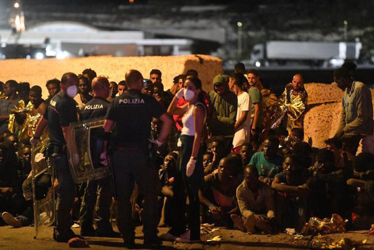 Migranti all'isola di Lampedusa (Fotogramma)