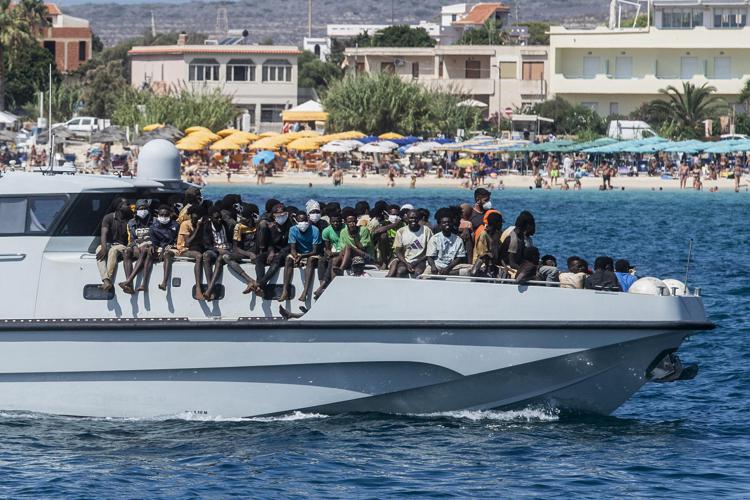 Migranti a bordo di una motovedetta - (Afp)