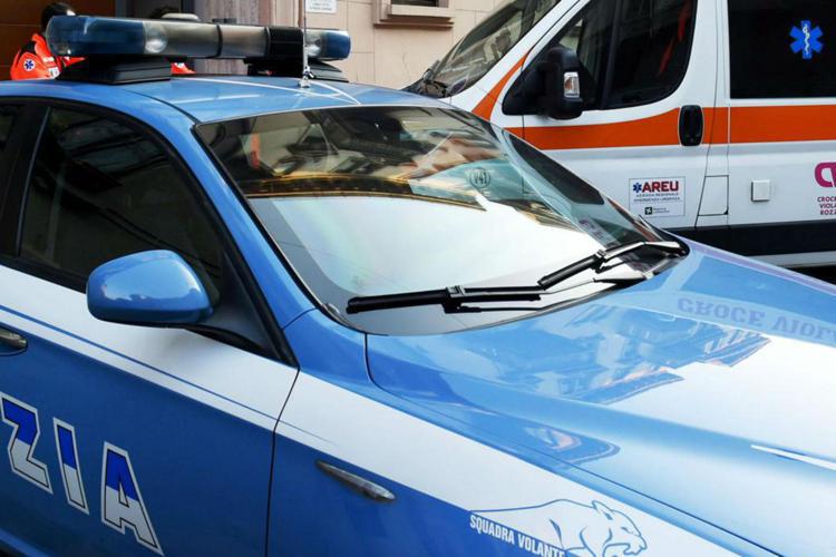 Auto della polizia e ambulanza - Fotogramma