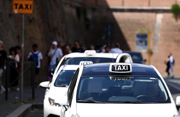 Taxi a Roma (Fotogramma)