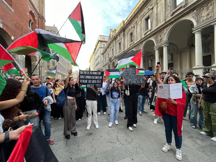 Il sit in a Milano