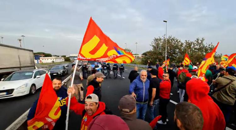 Il blocco degli ex lavoratori Ilva sulla Roma-Napoli, all'altezza di Frascati Est - Unione Sindacale di Base /Youtube