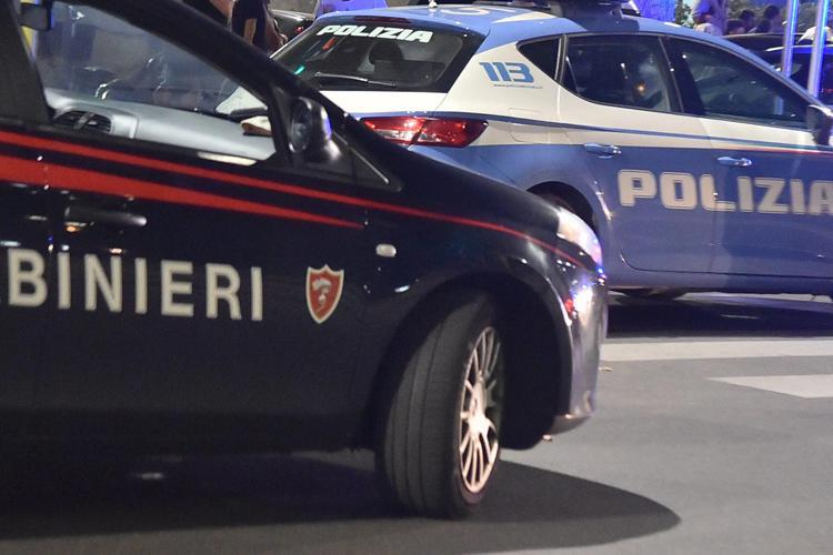 Auto di carabinieri e polizia - Fotogramma