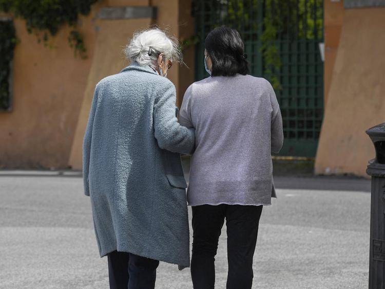 Anziana con una badante - (Fotogramma)