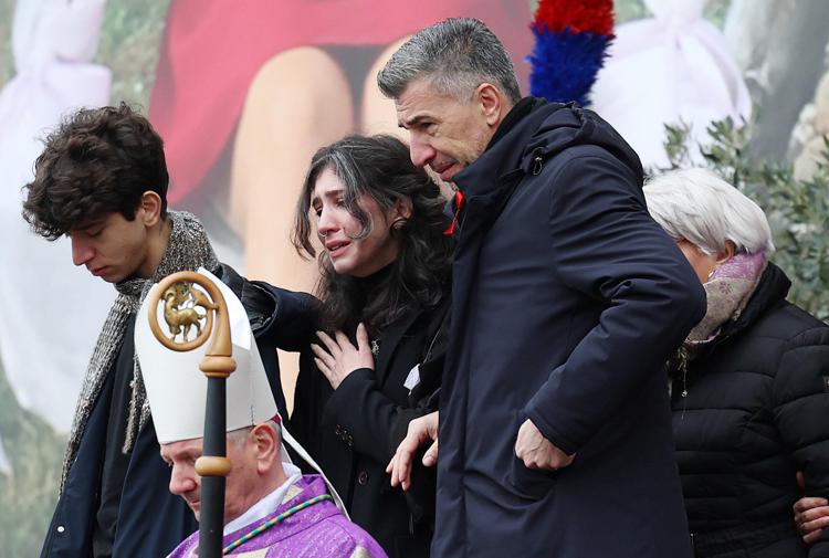 Elena Cecchettin con il fratello Davide e il papà Gino al termine dei funerali della sorella Giulia a Padova - Fotogramma /Ipa