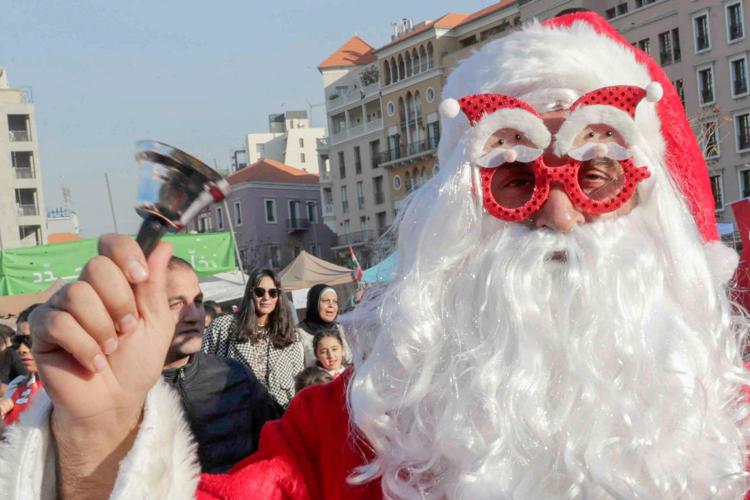 Un uomo vestito da Babbo Natale