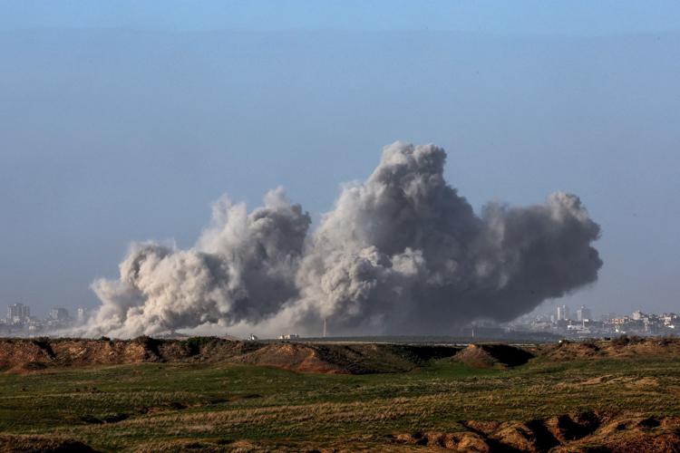 Bombardamenti nella Striscia (Afp)