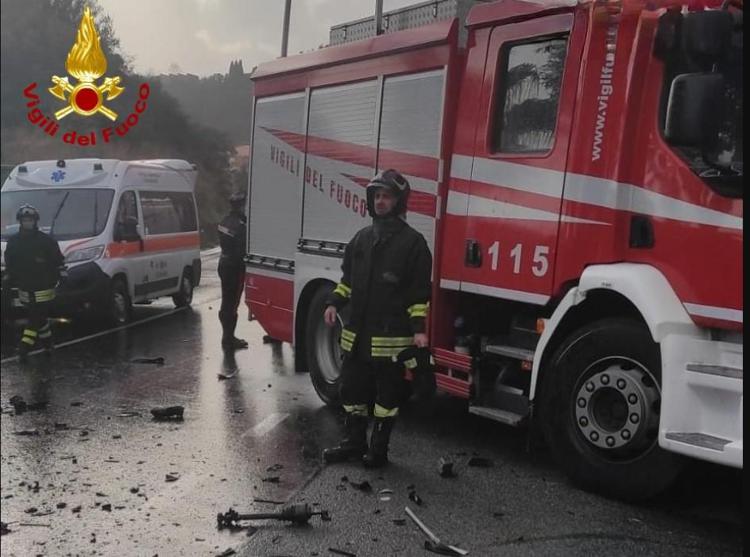 Vigili del fuoco e ambulanza sul luogo dell'incidente